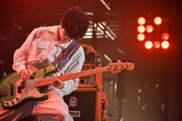 穴見真吾（B）（撮影：ハヤシマコ）