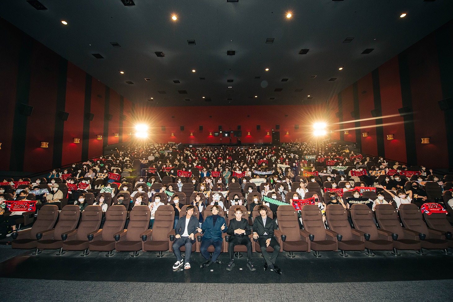 「FREDERHYTHM ARENA 2022～ミュージックジャンキー～」ライブビューイング後の集合写真。（撮影：郡元菜摘）