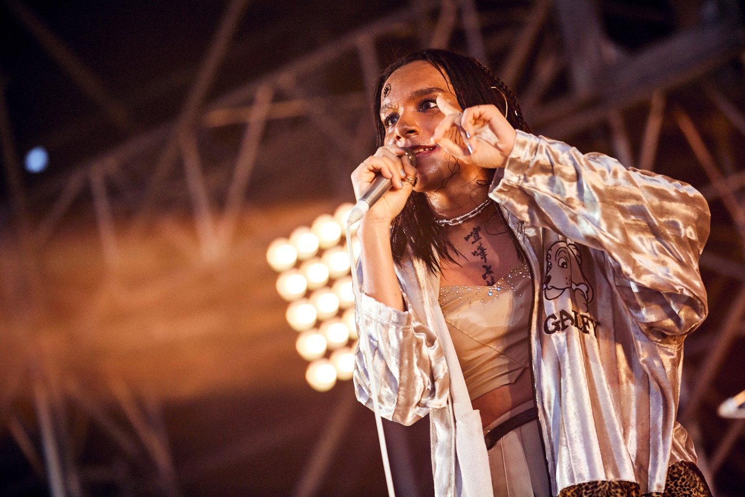 アヴちゃん（Vo / 女王蜂）（撮影：中野修也）