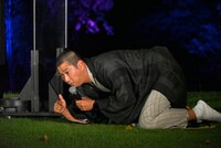 怪談を披露する尾形貴弘（パンサー）。