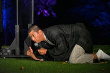 怪談を披露する尾形貴弘（パンサー）。