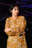 島田秀平の怪談を聞く松本穂香。