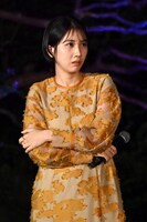 島田秀平の怪談を聞く松本穂香。