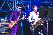 左から西園寺瞳（G / 氣志團）、谷中敦（Baritone Sax / 東京スカパラダイスオーケストラ）。（撮影：青木カズロー）