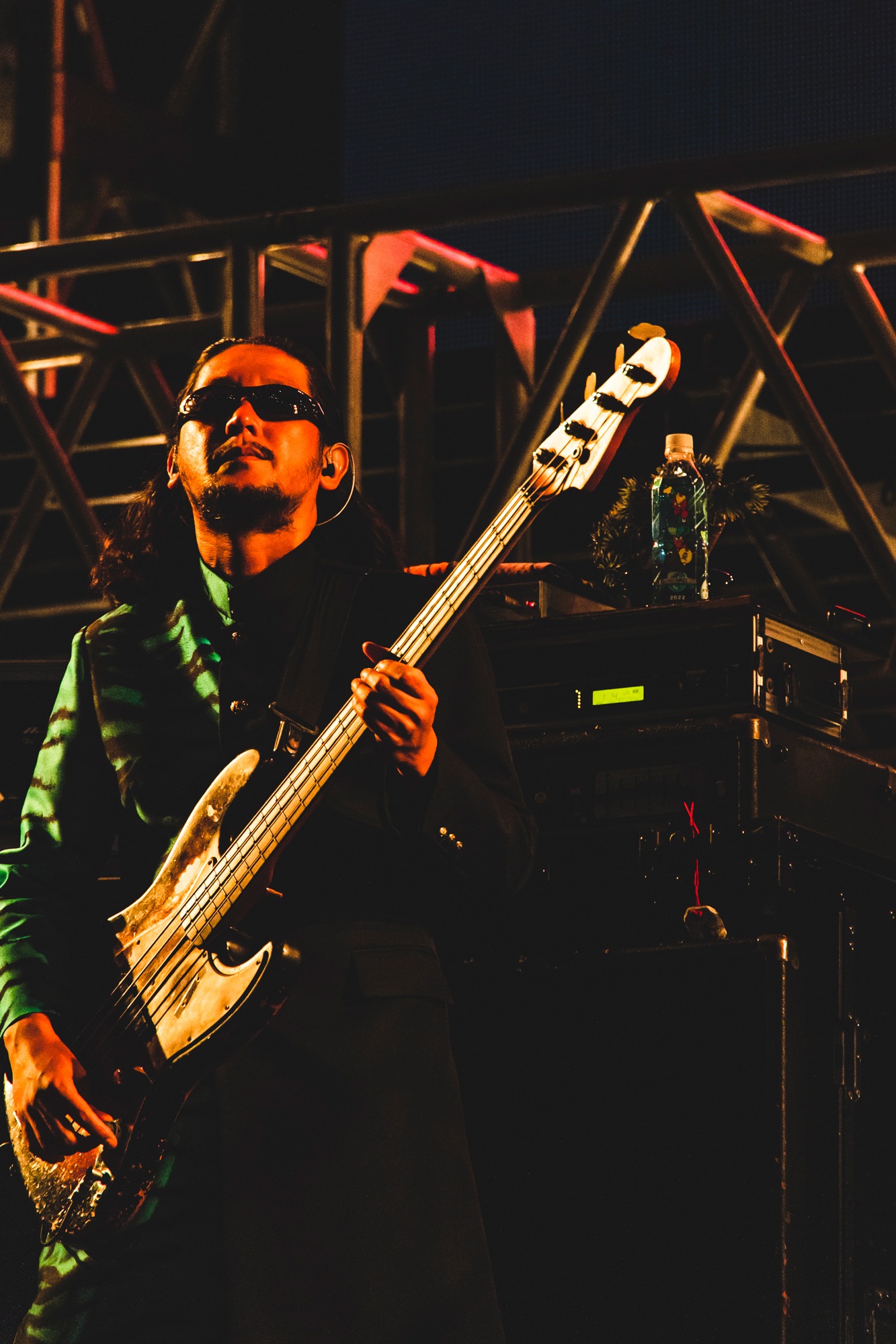 白鳥松竹梅（B / 氣志團）（撮影：青木カズロー）