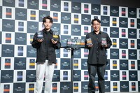 左から星野源、里見陵氏。