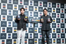 左から星野源、里見陵氏。