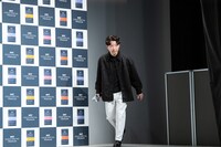 登壇する星野源。