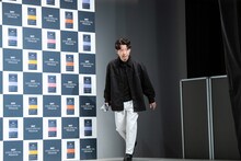 登壇する星野源。