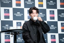 「UCC GOLD SPECIAL PREMIUM」を試飲する星野源。