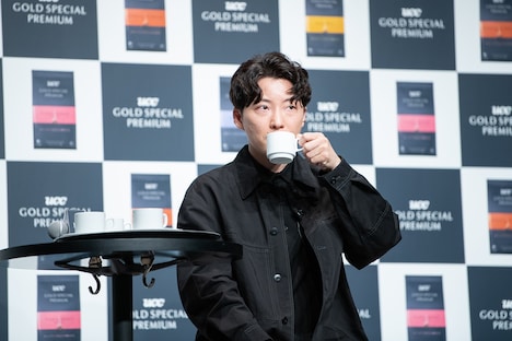 「UCC GOLD SPECIAL PREMIUM」を試飲する星野源。