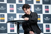 「UCC GOLD SPECIAL PREMIUM」の味わいに感嘆する星野源。