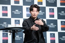 「UCC GOLD SPECIAL PREMIUM」の味わいを説明する星野源。