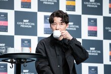 「UCC GOLD SPECIAL PREMIUM」を試飲する星野源。