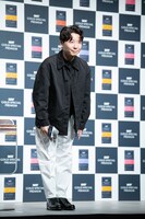 おじぎする星野源。