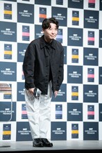 おじぎする星野源。