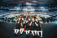 客席をバックに記念撮影する26時のマスカレイド。（撮影：深田優斗）