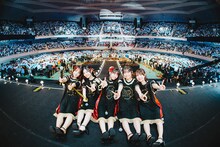 客席をバックに記念撮影する26時のマスカレイド。（撮影：深田優斗）