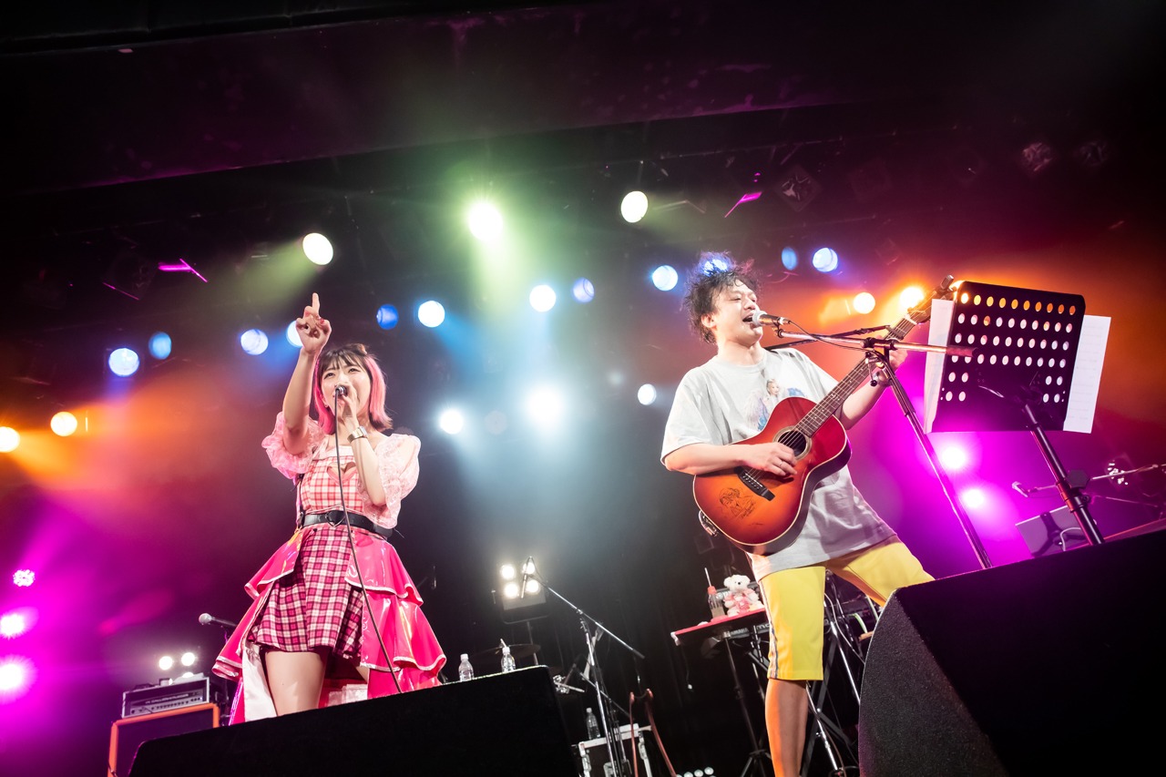 左からでか美ちゃん、ジョニー大蔵大臣（水中、それは苦しい）。（Photo by Masayo）