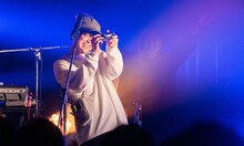 秘密兵器のPlayStation 4でセッションするぜったくん。（写真提供：Virgin Music）