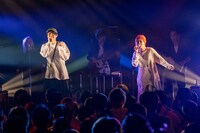 「sleep sleep feat. さとうもか」を披露するぜったくん（左）、さとうもか（右）。（写真提供：Virgin Music）