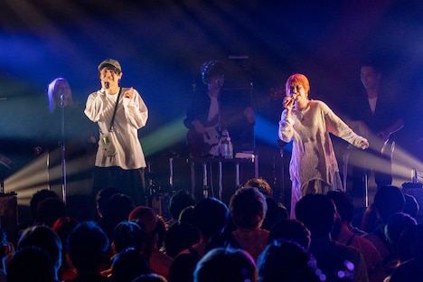 「sleep sleep feat. さとうもか」を披露するぜったくん（左）、さとうもか（右）。（写真提供：Virgin Music）