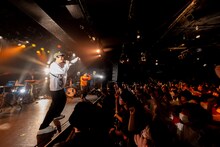 「温泉街 feat. kou-kei」を披露するぜったくん（左）、kou-kei（右）。（写真提供：Virgin Music）