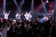 ぜったくん「WAKE WE UP!!!」東京・LIQUIDROOM公演より。（写真提供：Virgin Music）