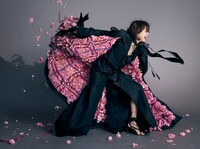 「装苑」2022年11月号より、山口智子。