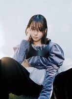 「装苑」2022年11月号より、山田杏奈。