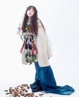 「装苑」2022年11月号より、モトーラ世理奈。