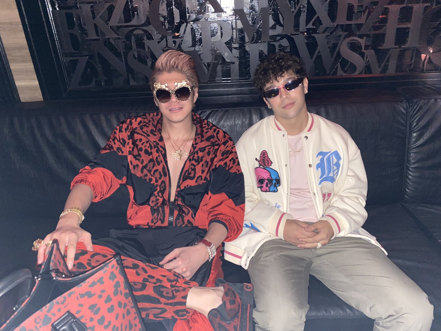 左からTOMORO、オースティン・マホーン。