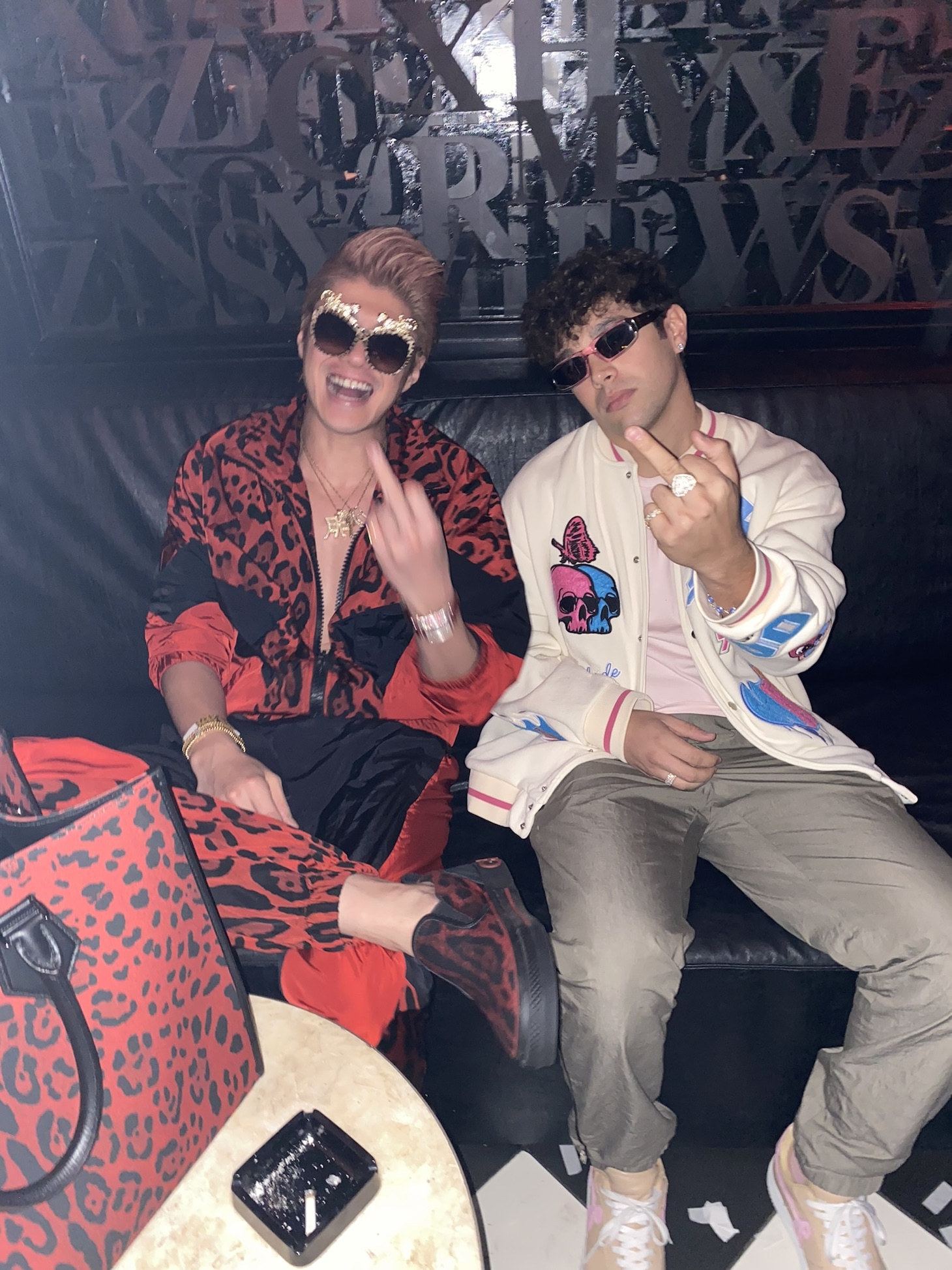 左からTOMORO、オースティン・マホーン。