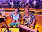 左からオースティン・マホーン、TOMORO。