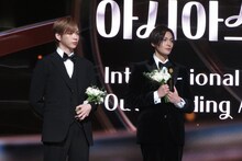 写真右が八木勇征（FANTASTICS from EXILE TRIBE）。