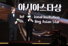 写真右が八木勇征（FANTASTICS from EXILE TRIBE）。