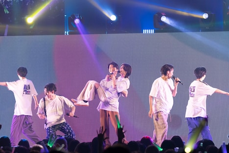 「ジュトゥブ」でサプライズ登場した杢代和人をお姫様抱っこする吉澤要人（中央）。（撮影：米山三郎）