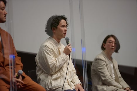 左から長塚健斗（Vo）、江崎文武（Key）、井上幹（B）。（撮影：木原隆裕）