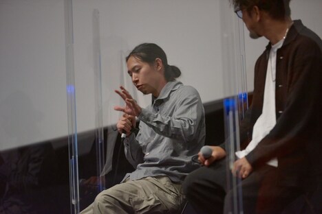 左から宮川貴光監督、荒田洸（Dr）。（撮影：木原隆裕）