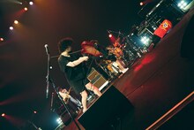 ギターを振り回す峯田和伸（銀杏BOYZ）。（撮影：神藤剛）