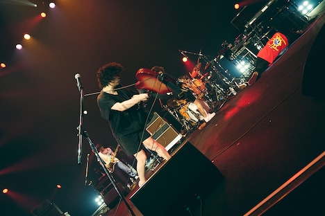 ギターを振り回す峯田和伸(銀杏BOYZ)。(撮影:神藤剛)