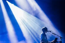 シノダ（Vo, G）（撮影：西槇太一）