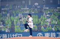 尾崎世界観（クリープハイプ）による始球式の模様。