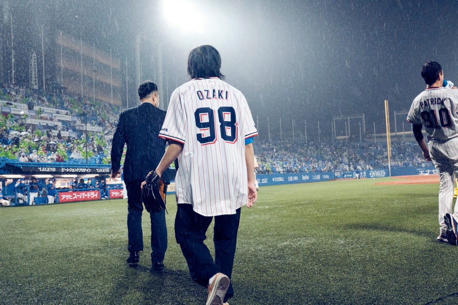明治神宮野球場に登場した尾崎世界観（クリープハイプ）。