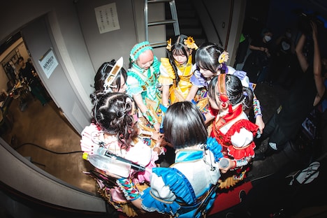 本番前に円陣を組むAppare!。（撮影：真島洸）