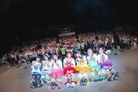 会場の竹の子と記念撮影するAppare!。（撮影：真島洸）