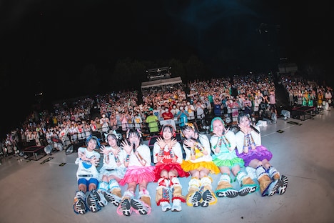 会場の竹の子と記念撮影するAppare!。（撮影：真島洸）