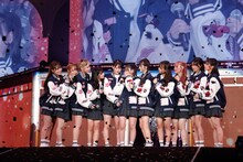 「＝LOVE 5th ANNIVERSARY PREMIUM CONCERT」の様子。(c)YOANI