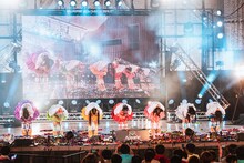 客席に向かってお辞儀するAppare!。（撮影：真島洸）