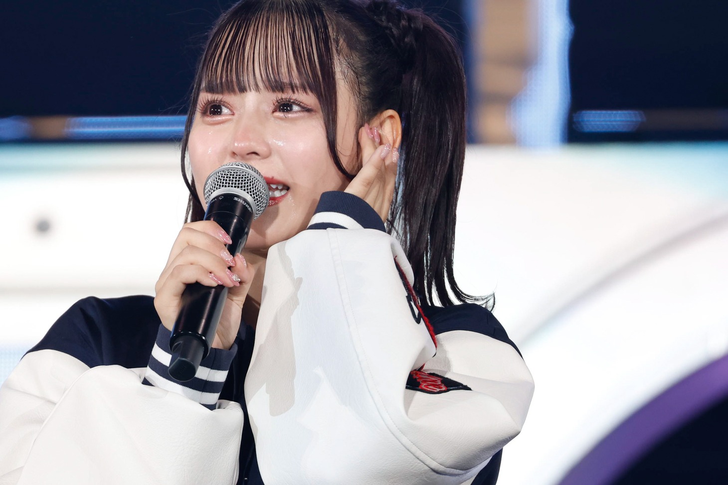 卒業を発表する齊藤なぎさ（＝LOVE）。